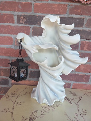 Cracker barrel white resin - cracker,